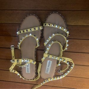 Really good condition Yellow Steve Madden sandals.